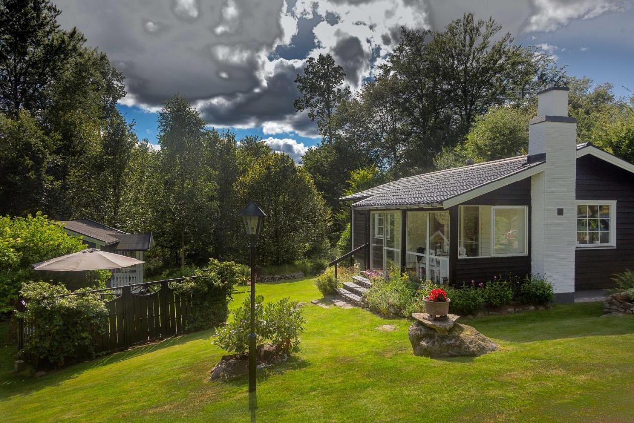 Very Nice Cottage By The Lake. Lursjoen! Hästveda Exterior foto