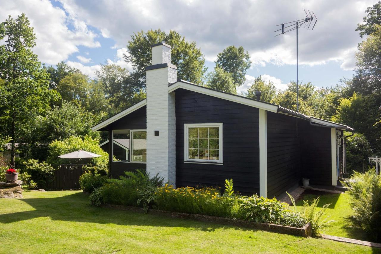 Very Nice Cottage By The Lake. Lursjoen! Hästveda Exterior foto